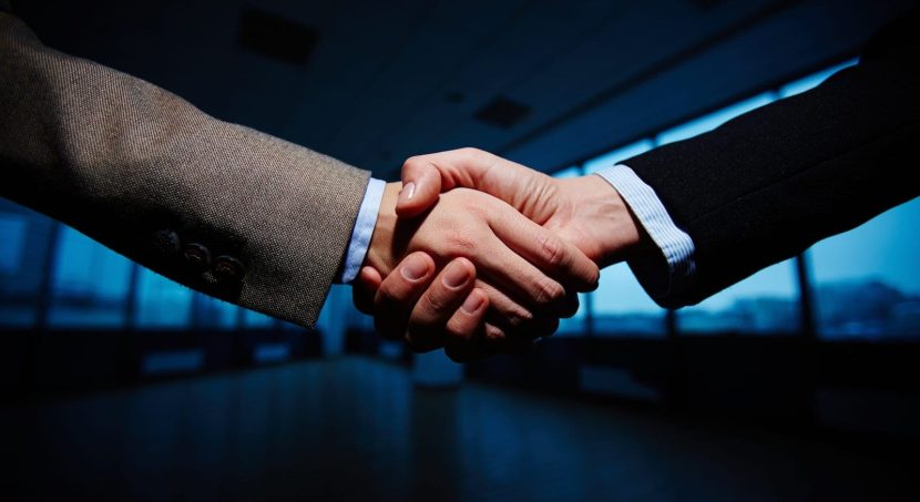 handshake businessmen scaled 1